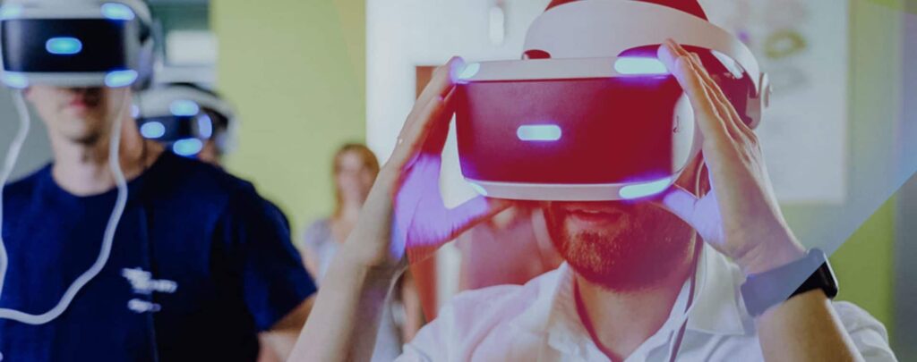 Mehrere Personen, die Virtual-Reality Headsets tragen