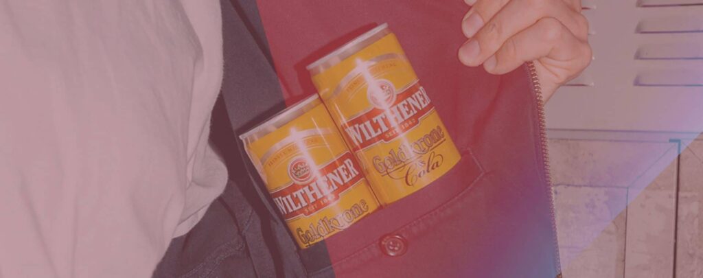 Zwei Dosen Bier der Marke Wilthener Goldkrone & Cola in einer Jackentasche