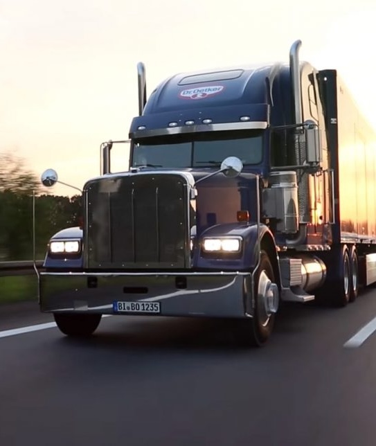 Lkw im Sonnenuntergang auf der Straße mit dem Aufdruck Dr. Oetker